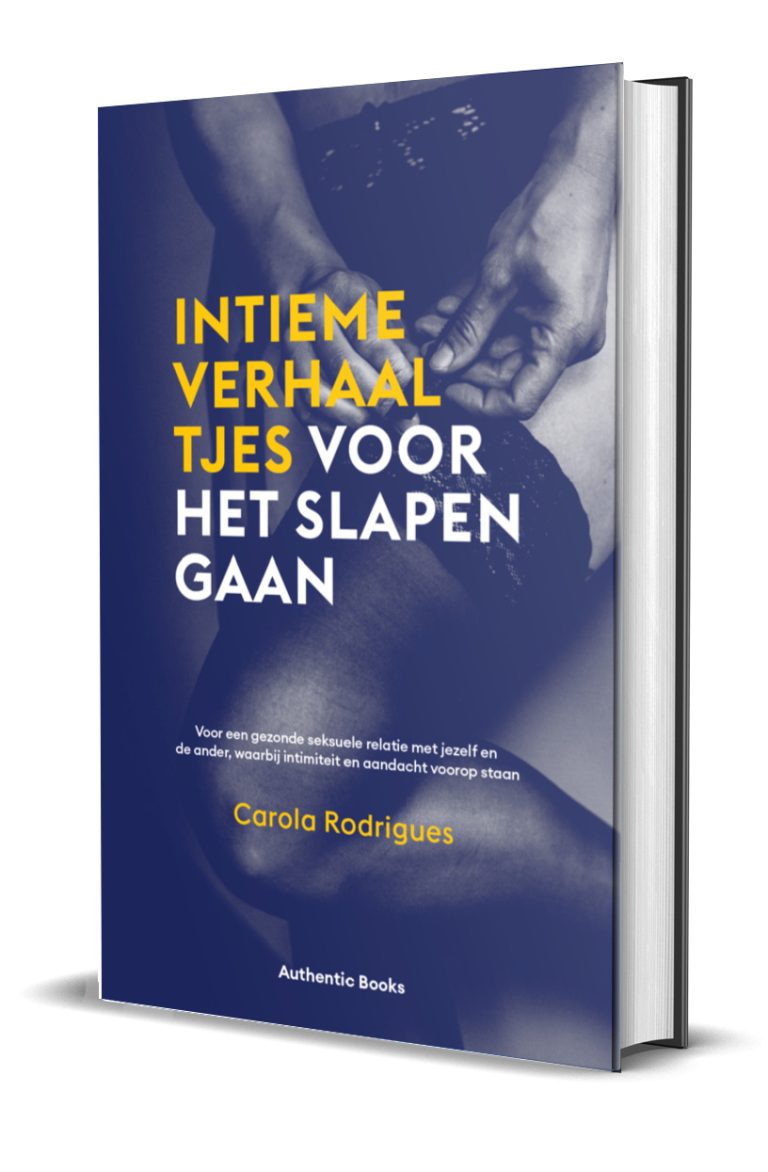 Boek 'Intieme verhaaltjes voor het slapengaan' op donkerblauw zijden laken bij kaarslicht